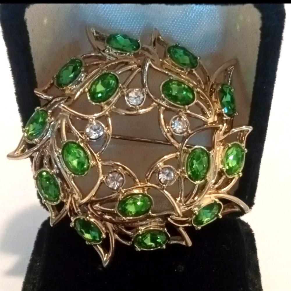 2019 Avon Collectible Wreath Pin Gold Tone Clear Green Rhinestone Brooch NIB